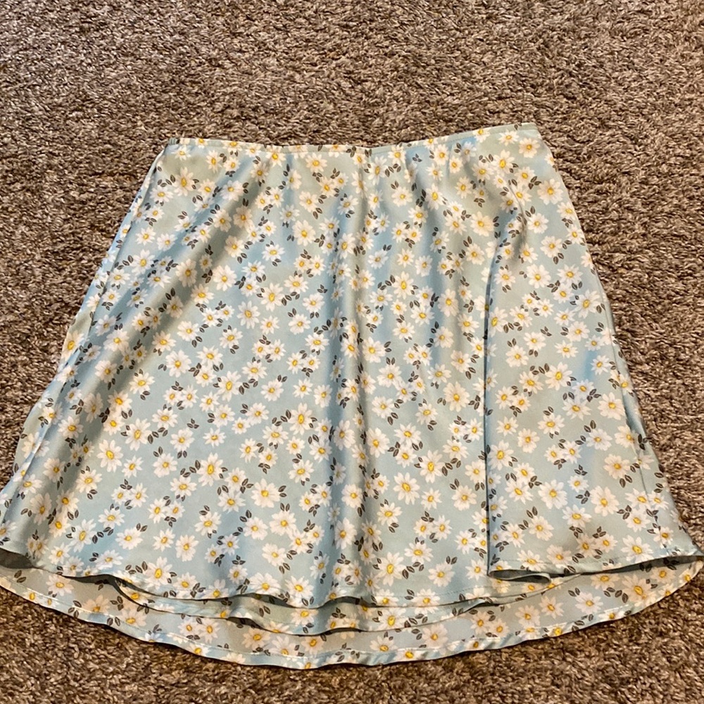 Light blue flower short skirt with semi-stretchy waist material.